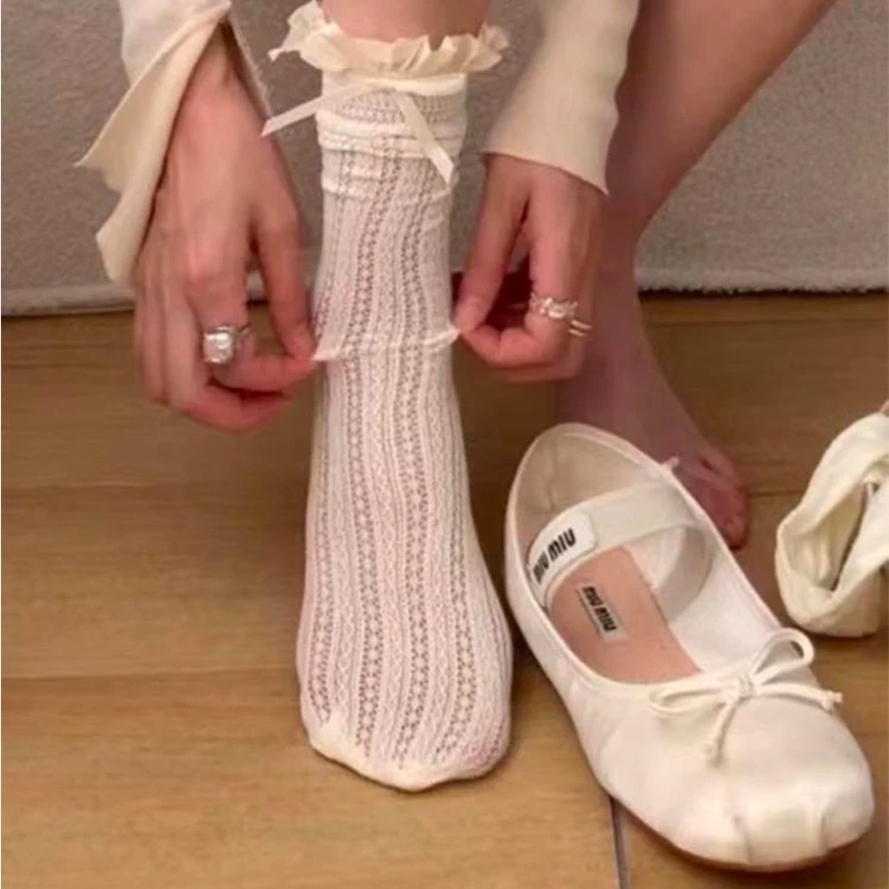 New beige lace ruffle socks - Picture 3 of 6